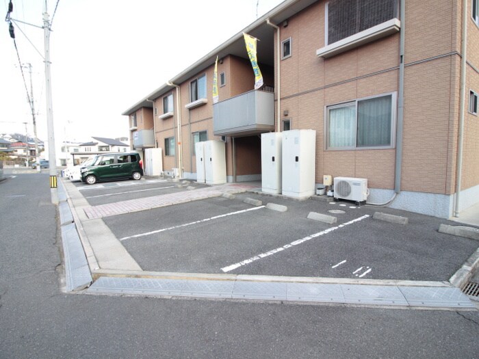 物件外観写真3　(駐車場)