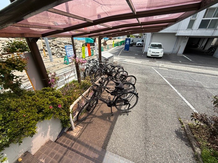 物件外観写真2　(駐輪場)