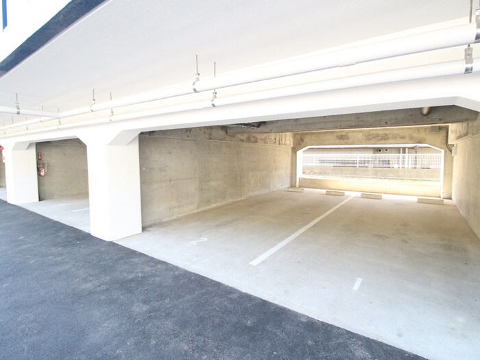 物件外観写真4　(駐車場)