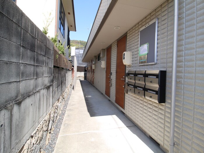 物件外観写真4　(エントランス部分)