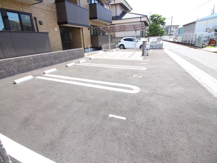 物件外観写真3　(駐車場)
