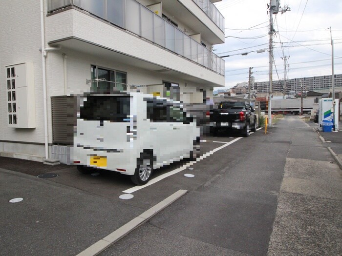 物件外観写真4　(駐車場)