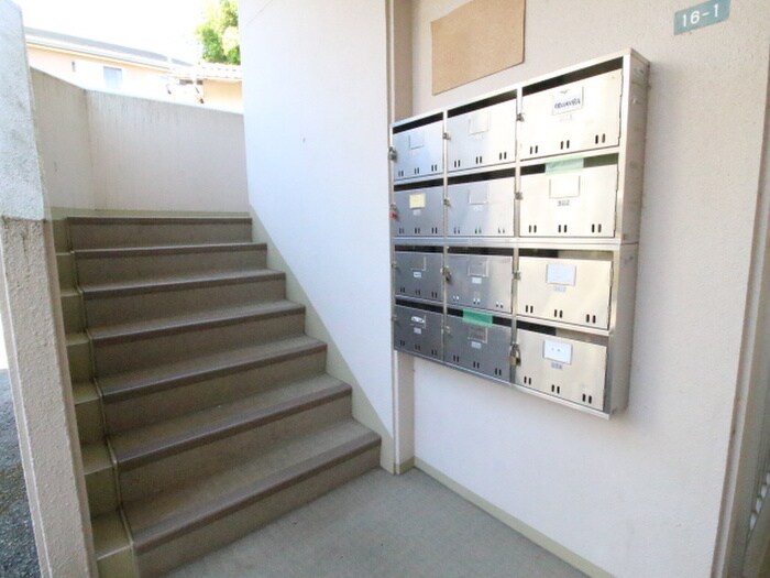 物件外観写真2　(エントランス部分)