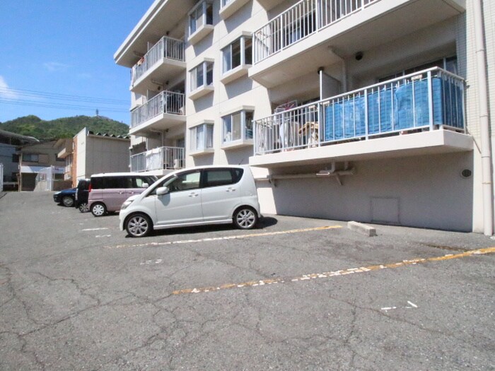 物件外観写真4　(駐車場)