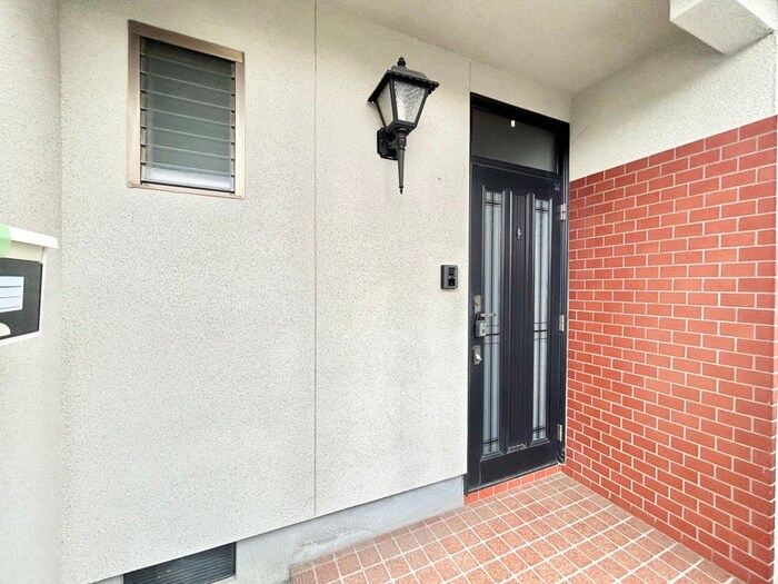 物件外観写真4　(エントランス部分)