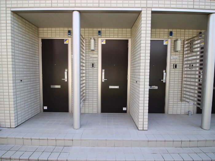 物件外観写真3　(エントランス部分)