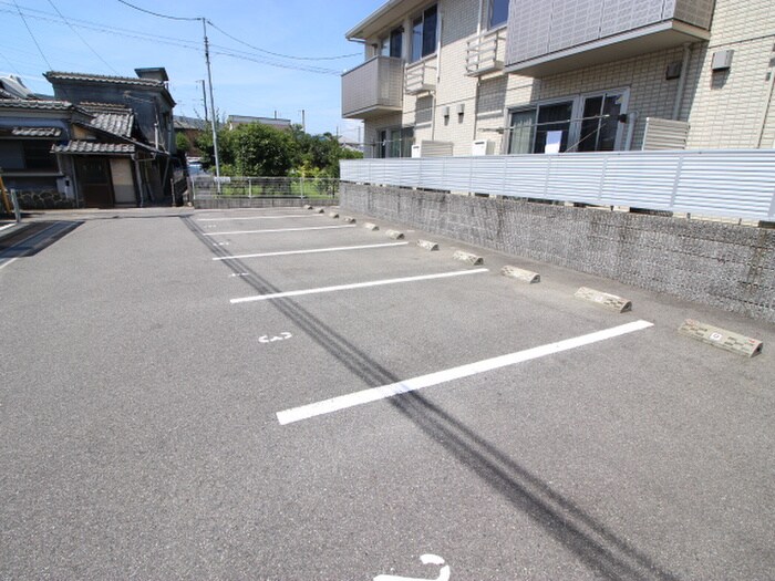 物件外観写真4　(駐車場)