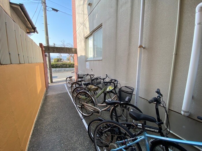 物件外観写真3　(駐輪場)