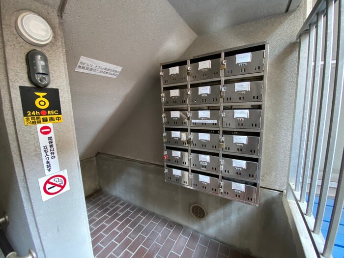 物件外観写真4　(エントランス部分)