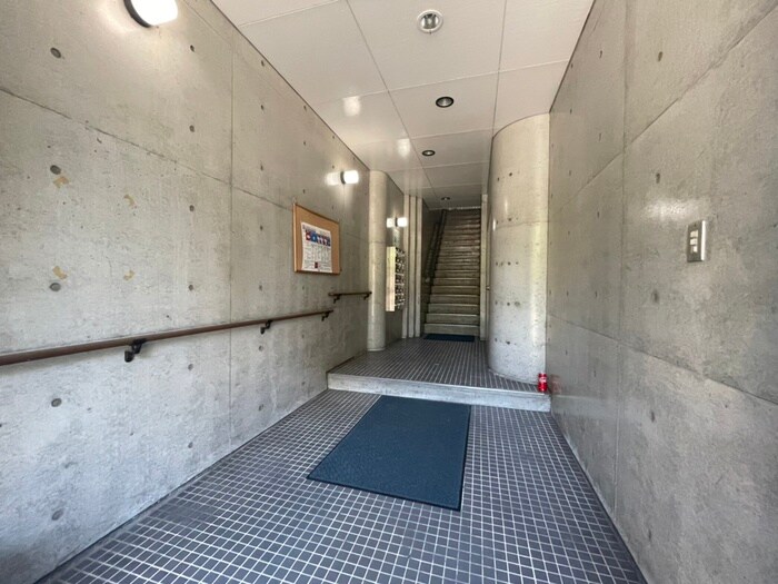 物件外観写真2　(エントランス部分)