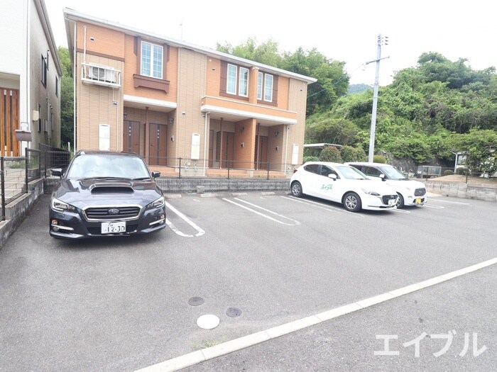 物件外観写真2　(駐車場)