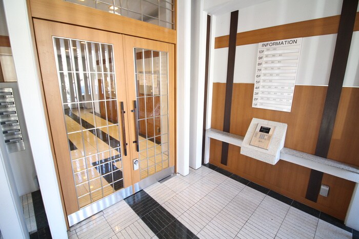 物件外観写真2　(エントランス部分)