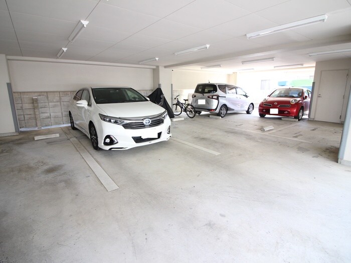 物件外観写真4　(駐車場)