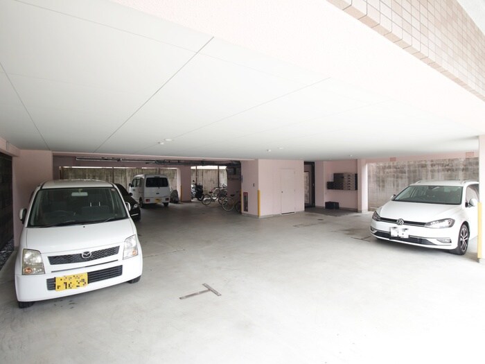 物件外観写真6　(駐車場)