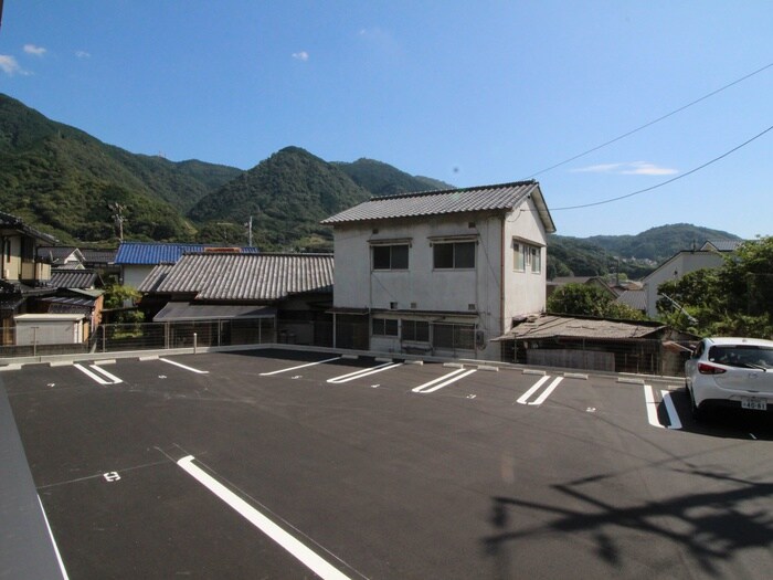 物件外観写真4　(駐車場)