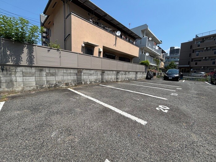 物件外観写真5　(駐車場)