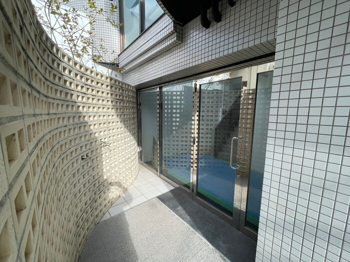 物件外観写真2　(エントランス部分)