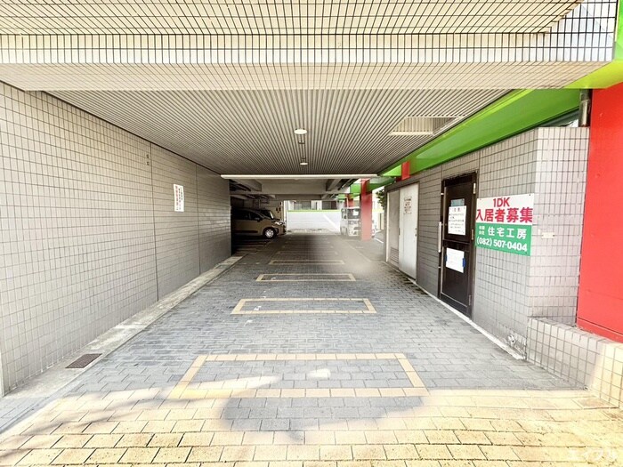 物件外観写真3　(駐車場)