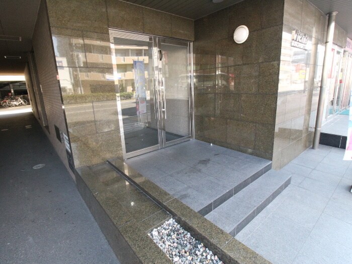 物件外観写真2　(エントランス部分)