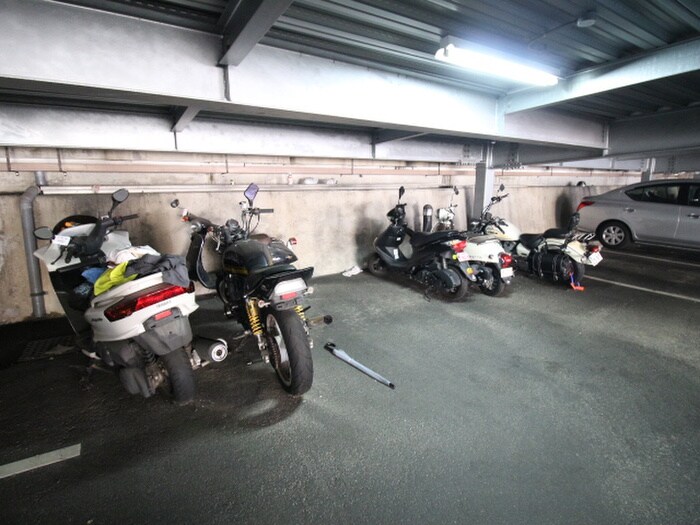 物件外観写真5　(バイク置き場)