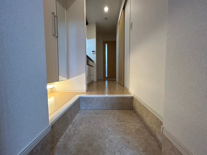 物件内観写真16　(玄関)