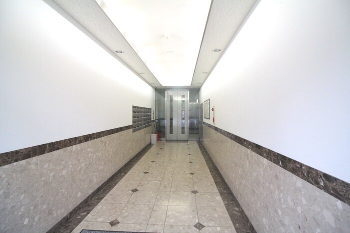 物件外観写真6　(エントランス部分)