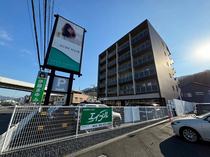 物件外観写真2　(エントランス部分)