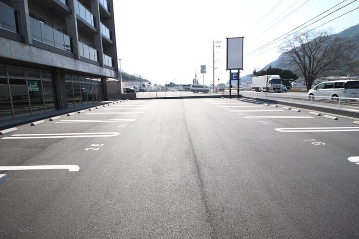 物件外観写真3　(駐車場)