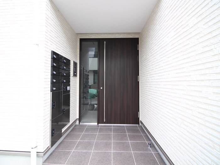 物件外観写真2　(エントランス部分)