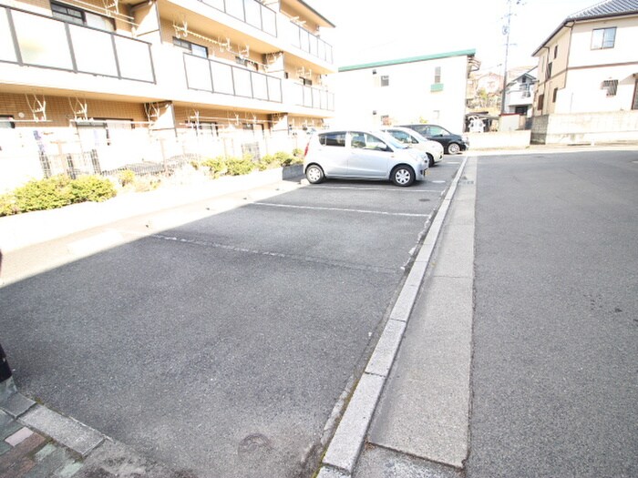 物件外観写真3　(駐車場)
