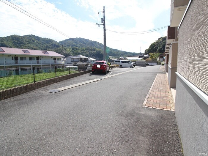 物件外観写真2　(駐車場)