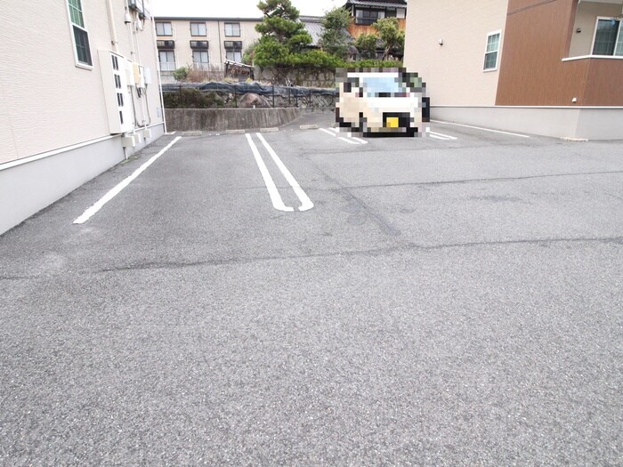 物件外観写真2　(駐車場)