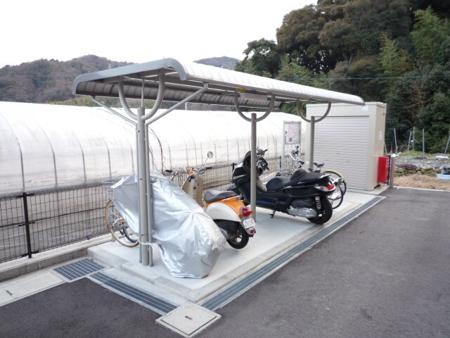 物件外観写真3　(駐輪場)