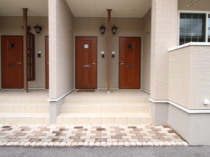 物件外観写真5　(エントランス部分)