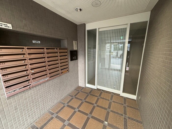 物件外観写真4　(エントランス部分)