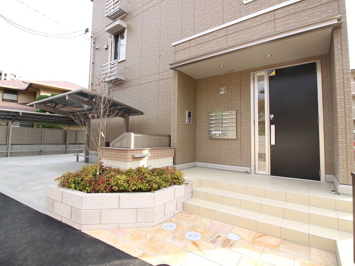 物件外観写真2　(エントランス部分)
