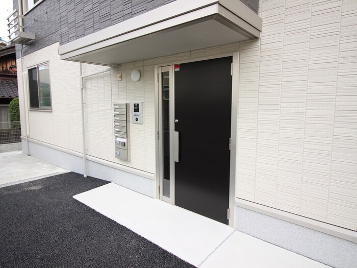物件外観写真2　(エントランス部分)