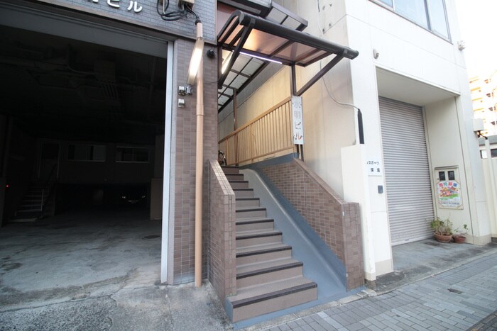 物件外観写真2　(エントランス部分)