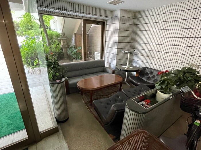 物件外観写真3　(エントランス部分)