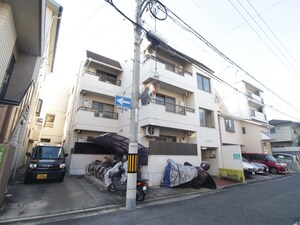 免出ビル外観写真