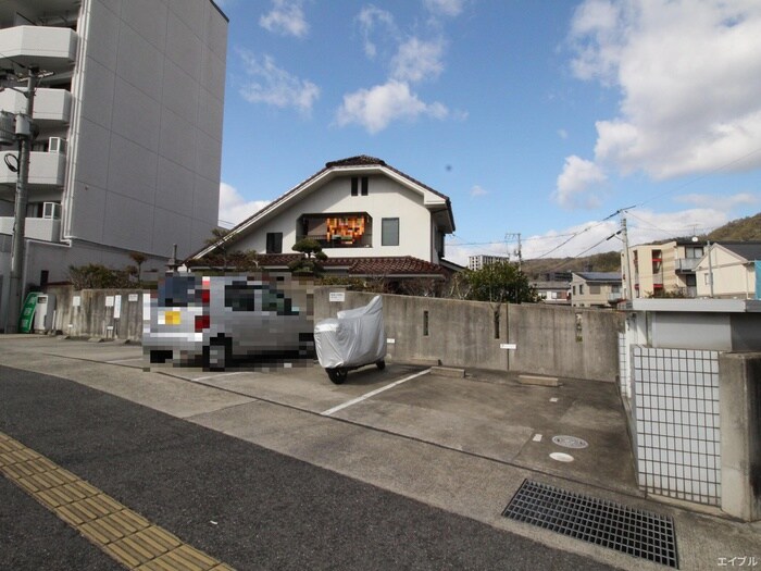 物件外観写真2　(駐車場)