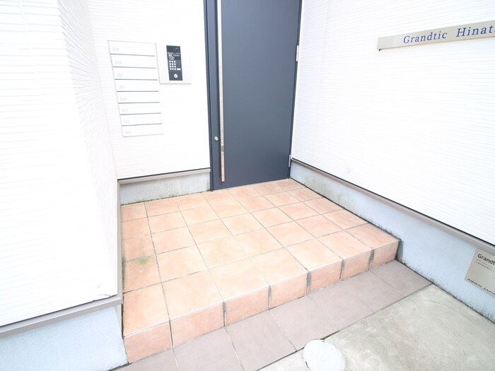 物件外観写真6　(エントランス部分)