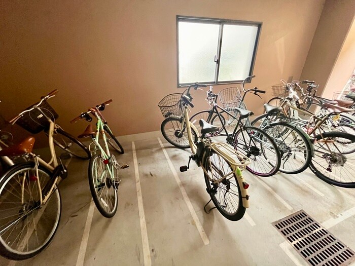物件外観写真4　(駐輪場)