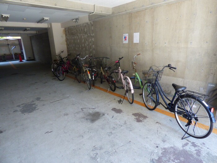 物件外観写真3　(駐輪場)