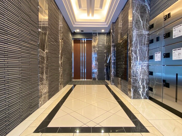 物件外観写真2　(エントランス部分)