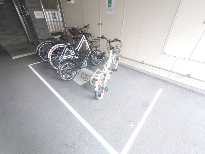 物件外観写真3　(駐輪場)