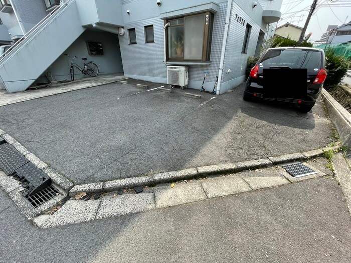 物件外観写真5　(駐車場)