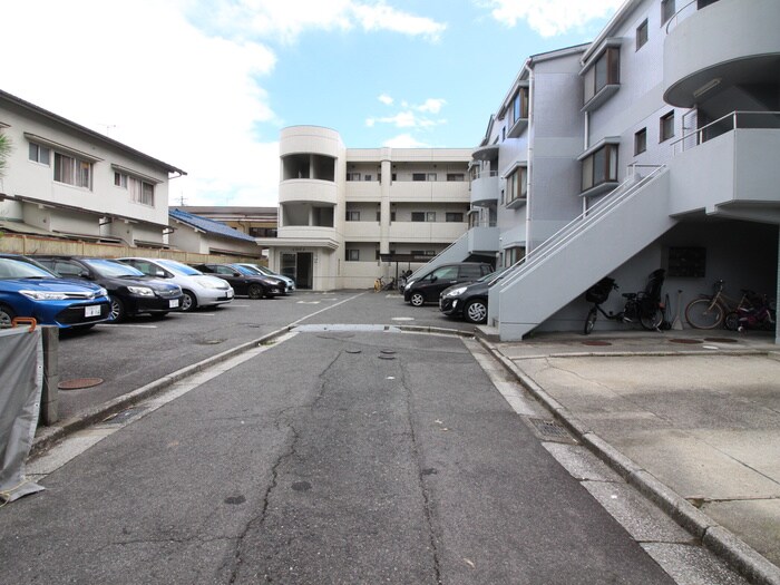 物件外観写真6　(駐車場)