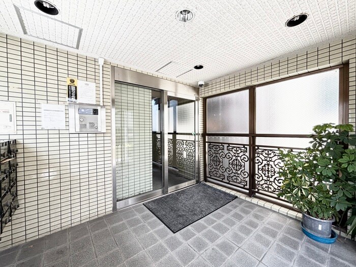 物件外観写真3　(エントランス部分)