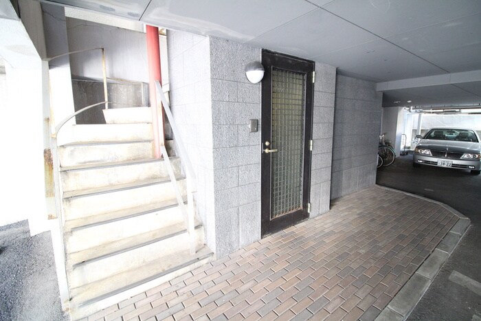物件外観写真2　(エントランス部分)